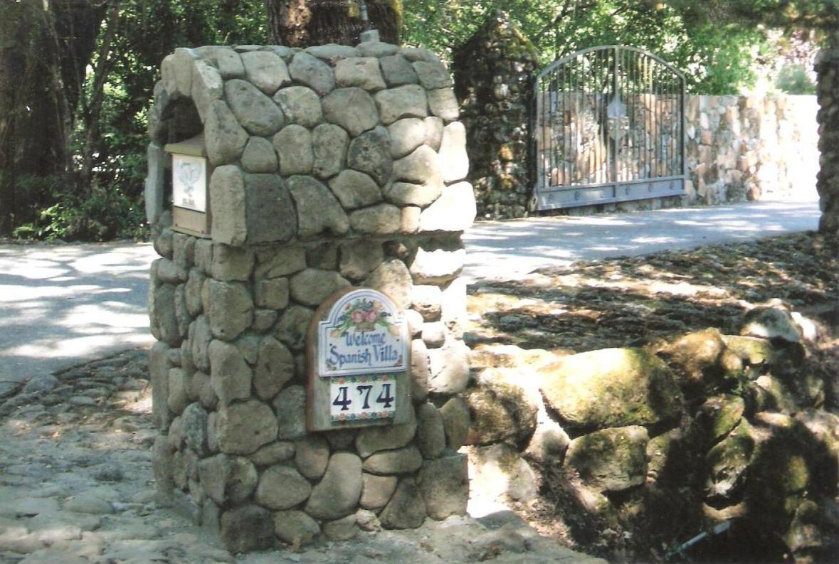 Spanish Villa Inn Сент-Хелина Экстерьер фото