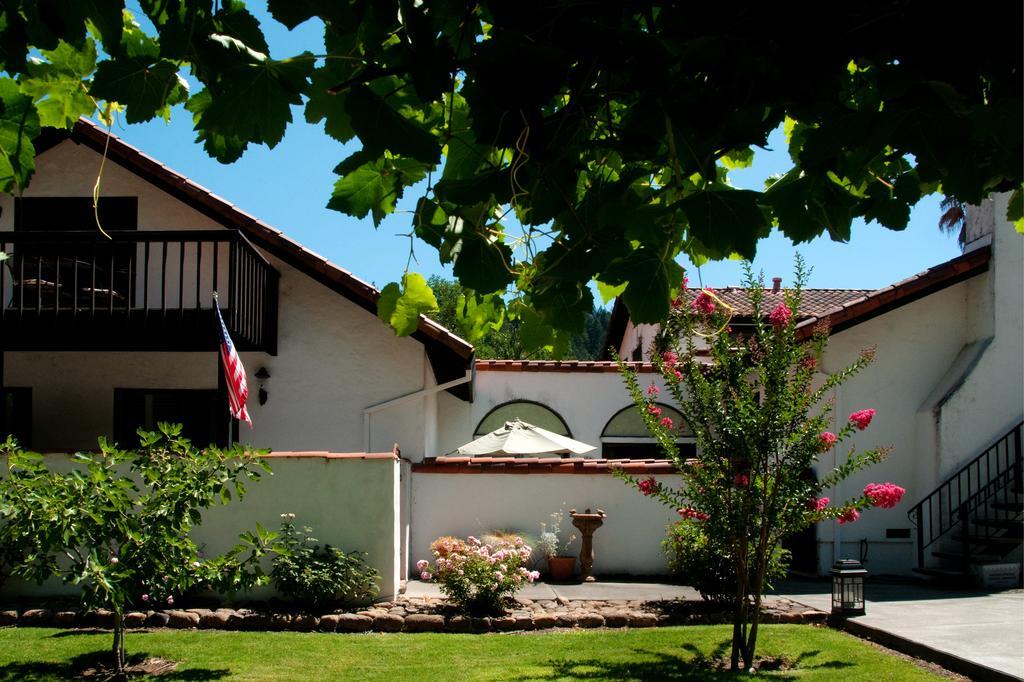 Spanish Villa Inn Сент-Хелина Экстерьер фото